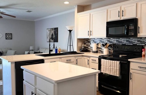 Clarksville Condo | Charming 2-bedroom condo with AC and WiFi in welcoming Clarksville