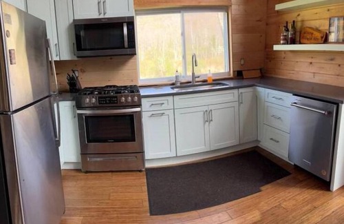 Fleischmanns Cabin | Charming 2-bedroom cabin with HOT TUB, WIFI, and all amenities!
