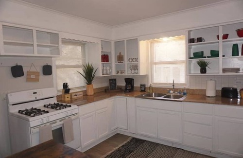 South Kansas City House | Charming 2-bedroom house with fenced in back yard in delightful Kansas City