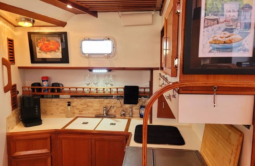 Madisonville Boat Rental | Charming 2-bedroom boat with WiFi, AC in delightful Madisonville