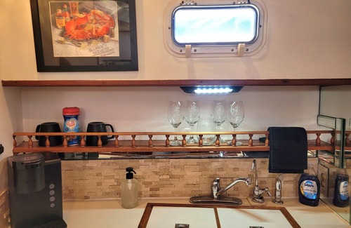 Madisonville Boat Rental | Charming 2-bedroom boat with WiFi, AC in delightful Madisonville