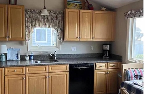 Mattapoisett House | Charming 2-bedroom house in Mattapoisett 2 minute walk to the beach, WiFi, AC