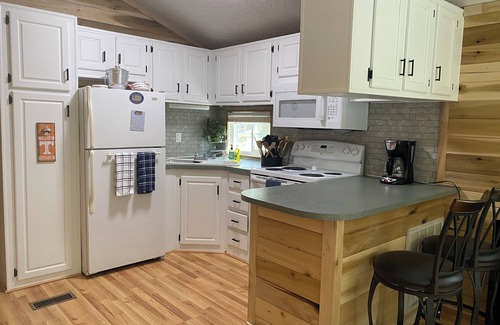 Maynardville House | Charming 2-bedroom home, sleeps 6, near Hickory Star Marina. Boat parking