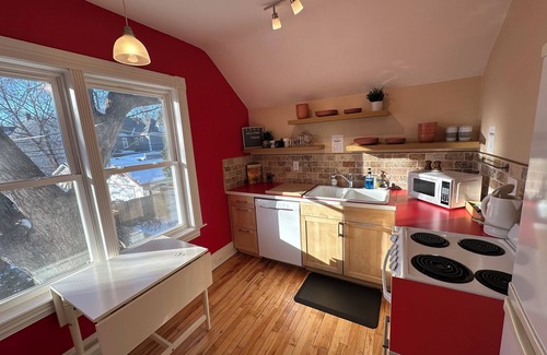Northeast Minneapolis Arts District Apartment | Charming 2-bedroom apartment in fabulous Minneapolis with AC, WiFi