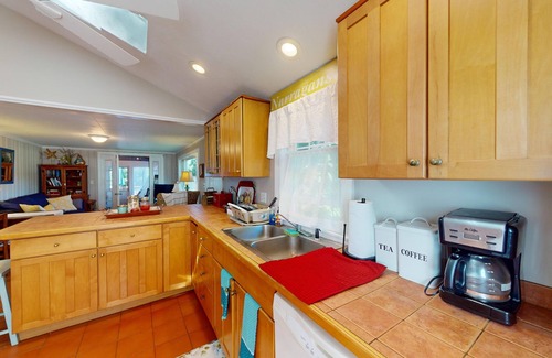 Saunderstown House | "Charming 2-Bedroom Home in Narragansett with Private Beach Access and WiFi"