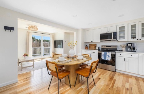 Point Judith House | Charming 2-bedroom in delightful Narragansett with WiFi, AC. Walk to beach!