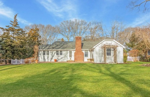 New Suffolk House | Charming 2 bedroom house in Quaint New Suffolk -short walk to New suffolk Beach