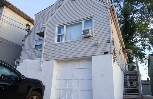 North Bergen Apartment | Charming 2-bedroom apartment i close to NYC, sleeps 7, w wify, parking , kitchen