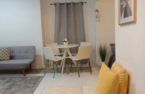 North Bergen Apartment | Charming 2-bedroom apartment i close to NYC, sleeps 7, w wify, parking , kitchen
