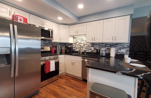 Palos Hills Apartment | Charming 2-Bedroom Apt. King Bed, Desk, Fast WiFi, A/C, Near Hospitals
