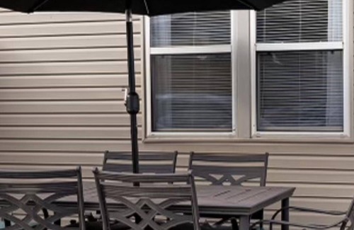 Brookline Station Apartment | Charming 2-bedroom apartment with AC, WiFi in delightful Springfield