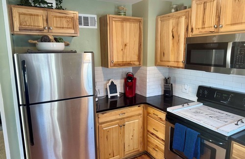 Terre Haute House | Charming 2-bedroom bungalow, pet friendly, King bed in Wonderful Terre Haute
