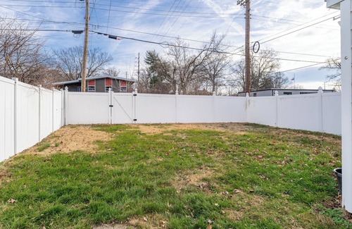 Terre Haute House | Charming 2-bedroom bungalow, pet friendly, King bed in Wonderful Terre Haute