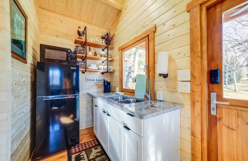 Waynesville Cottage | Charming 2-bedroom cottage with AC, WiFi in welcoming Waynesville