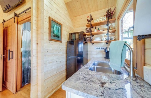 Waynesville Cottage | Charming 2-bedroom cottage with AC, WiFi in welcoming Waynesville