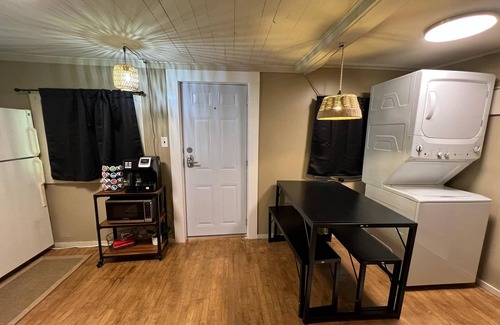 Williamsburg House | Charming 2 Bedroom- Sleeps 6- Close to University, Waterfall, Casino, Waterpark