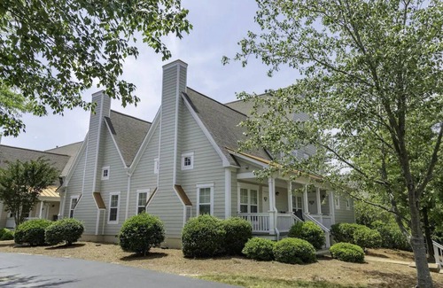 Lackey Cottage | Charming 2-bedroom cottage with AC, fitness room, WiFi in welcoming Williamsburg