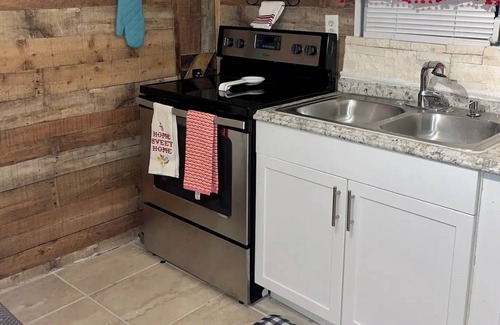 Winter Haven House | Charming 2-bedroom country house with AC, WiFi in Winter Haven