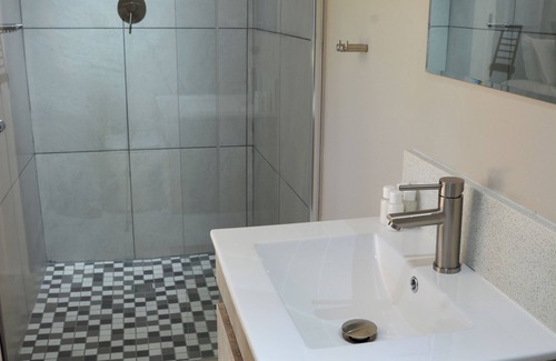 Krugersdorp Cabin | Charming 2-bedroom lodge in peaceful Krugersdorp with WiFi