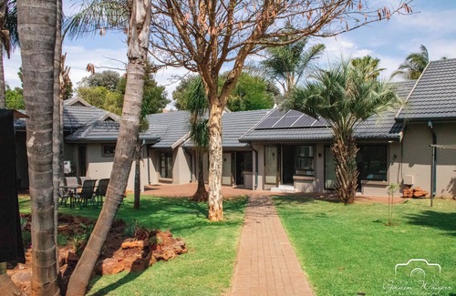 Krugersdorp Cabin | Charming 2-bedroom lodge in peaceful Krugersdorp with WiFi