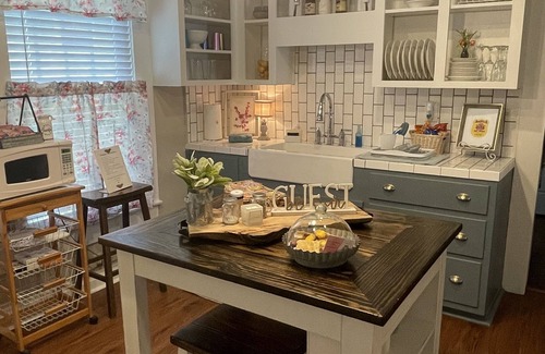 Laurel Cottage | Charming 2 BR and 2 full bath Cottage is located in Historic Downtown Laurel.