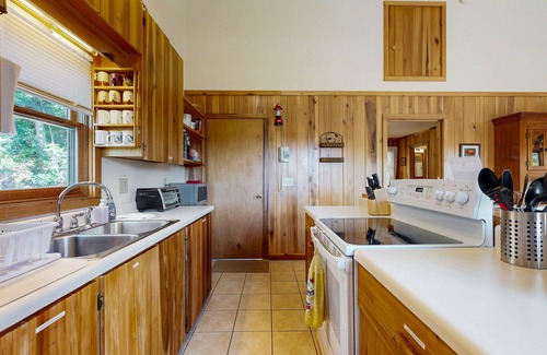 Penrose House | Charming 2 BR home with Stunning Views from outdoor deck