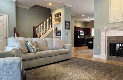 Memphis House | Charming 2 brd townhome with private 2 car garage in marvelous downtown Memphis