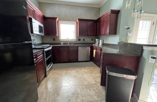 Memphis House | Charming 2 brd townhome with private 2 car garage in marvelous downtown Memphis