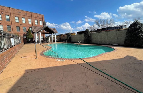 Memphis House | Charming 2 brd townhome with private 2 car garage in marvelous downtown Memphis