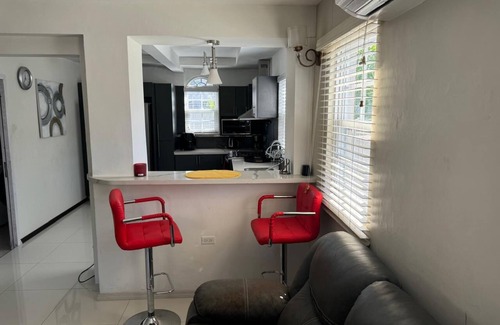 Kingston House | Charming 2-bedroom house in St. Catherine Parish with WiFi, AC