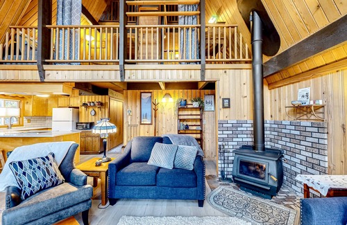 Oregon Water Wonderland Cabin | Charming 2-story chalet with deck, wood stove, Deschutes River access