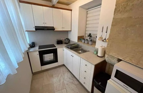 Zabbar Cottage | Charming 200 year old cottage with yard