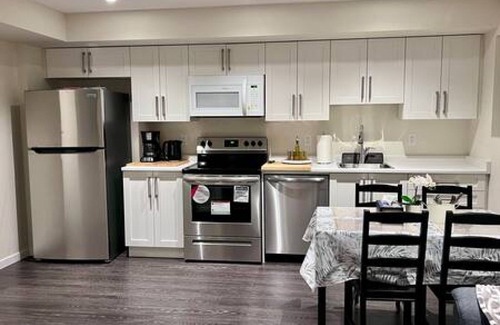 Surrey House | Charming 2BD Basement Suite, Surrey!