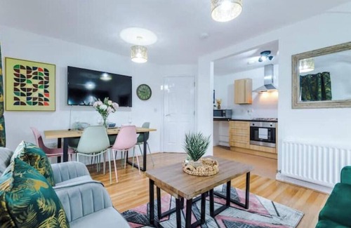 Coventry Apartment | Charming 2Bed Retreat in Historic Coventry