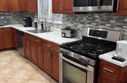 Orange House | Charming 2Br 2B house with WiFi and Lux Amenities near NY, Train & EWR Airport