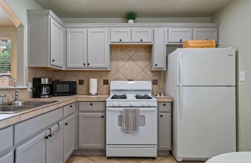 St. Johns House | Charming 2BR Getaway | Near Downtown & Mueller