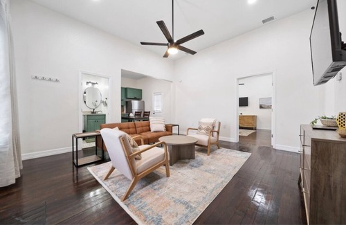 Mahncke Park House | Charming 2BR Retreat w/Private Yard – Walk to Botanical Gardens & Near Fort Sam