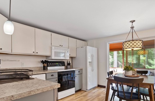 Malta House | Charming 2BR Townhome – Minutes to Saratoga & Nature