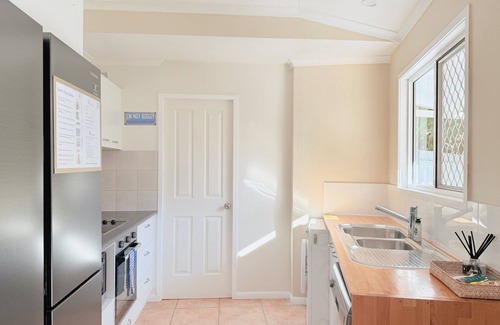 Paddington House | Charming 2BR with Yard&Parking