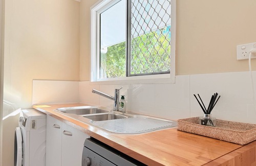 Paddington House | Charming 2BR with Yard&Parking