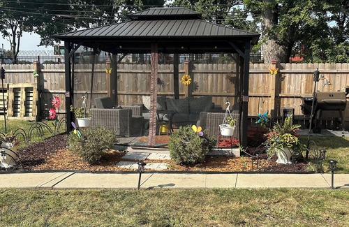 Ashburn House | Charming 3-bed, 3-bath house in amazing Chicago, 10 min from Midway Airport.