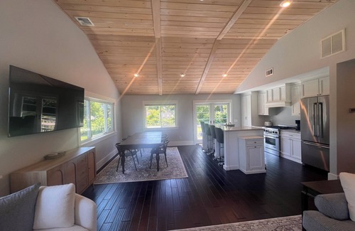 Saunderstown House | Charming 3-bedroom house in Plum Beach on a beautiful lot with WiFi and AC