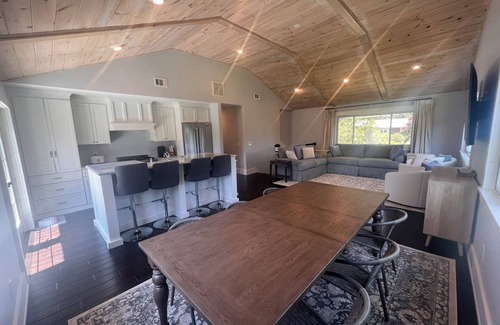 Saunderstown House | Charming 3-bedroom house in Plum Beach on a beautiful lot with WiFi and AC