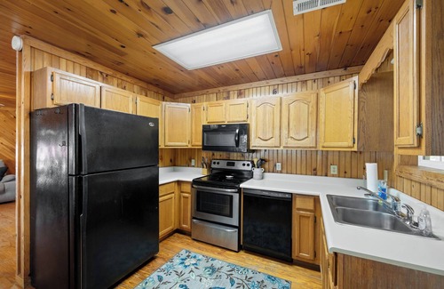 Morris Chapel Cabin | Charming 3-bedroom Tennessee River cabin with WiFi, AC & dock near Savannah, TN