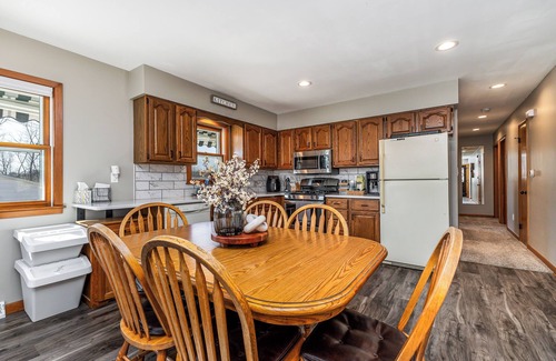 Dubuque House | Charming 3 Bedroom 2.5 Bathroom House centrally located in Dubuque IA.