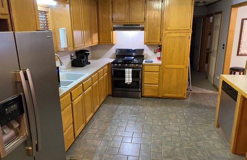 Paris House | Charming 3-bedroom 2 bath house with WiFi and AC in fabulous Paris Arkansas