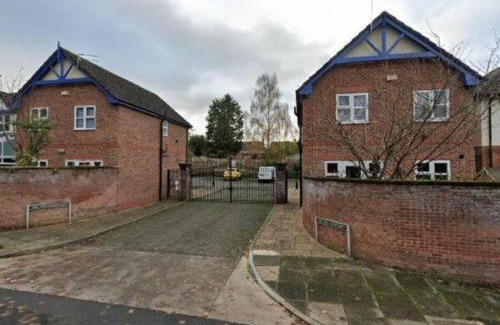 Wythenshawe Apartment | Charming 3 Bedroom Apartment in Wythenshawe Convenient for Manchester Airport and City Centre Free Parking