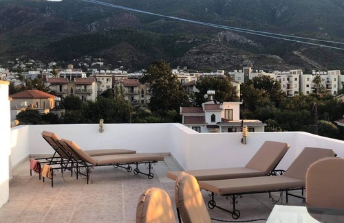 Karavas House | Charming 3-bedroom apartment with WiFi, AC; 15 mins from the fab Kyrenia Harbour