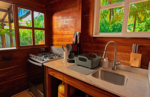Tamanique Cabin | Charming 3-bedroom beach cabin with Starlink WiFi, AC in enchanting Tamanique