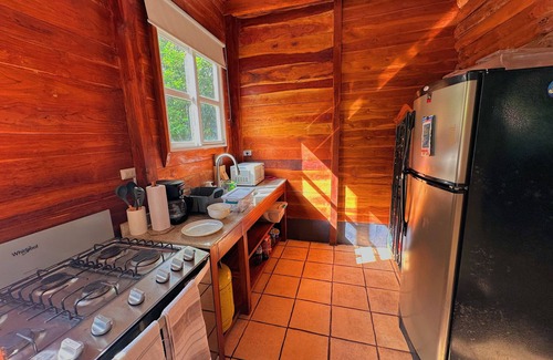 Tamanique Cabin | Charming 3-bedroom beach cabin with Starlink WiFi, AC in enchanting Tamanique